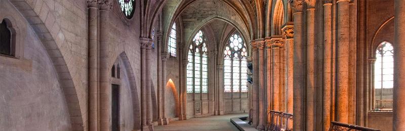 Grande nef centrale Notre-Dame de Paris architecture gothique lumière vitraux